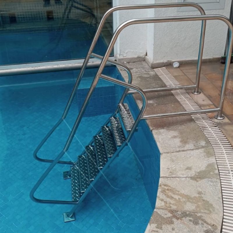 ESCADA INOX PARA PISCINA COM CORRIMÃOS AL...